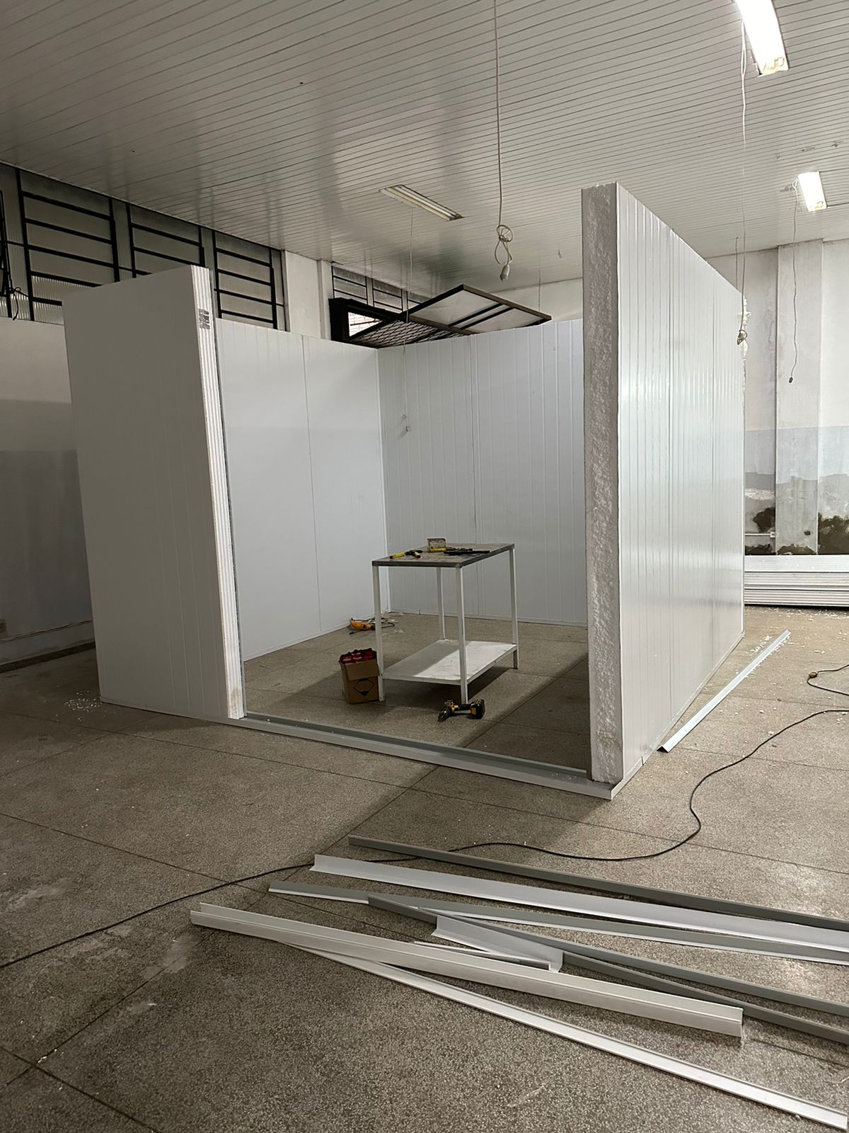 Estrutura em montagem para solução de refrigeração comercial.