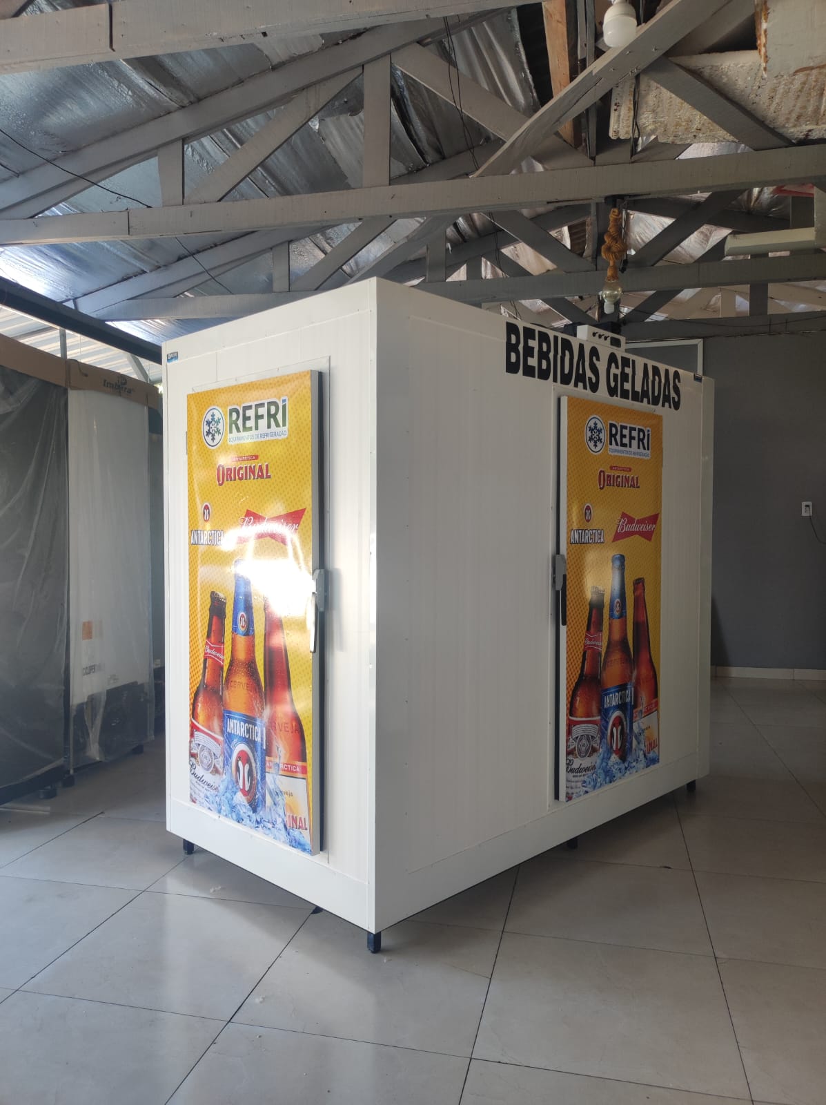 Câmara fria personalizada instalada para bebidas geladas.