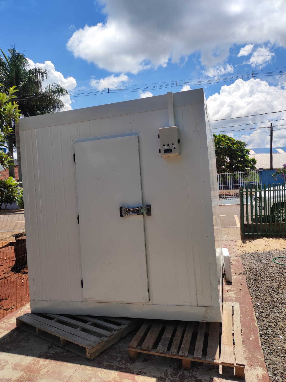 Câmara fria externa instalada em área comercial.