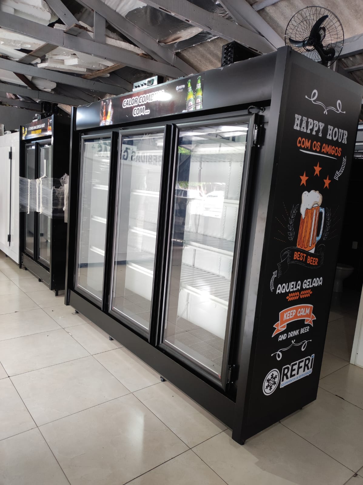 Expositor refrigerado para bebidas com portas de vidro e comunicação personalizada.