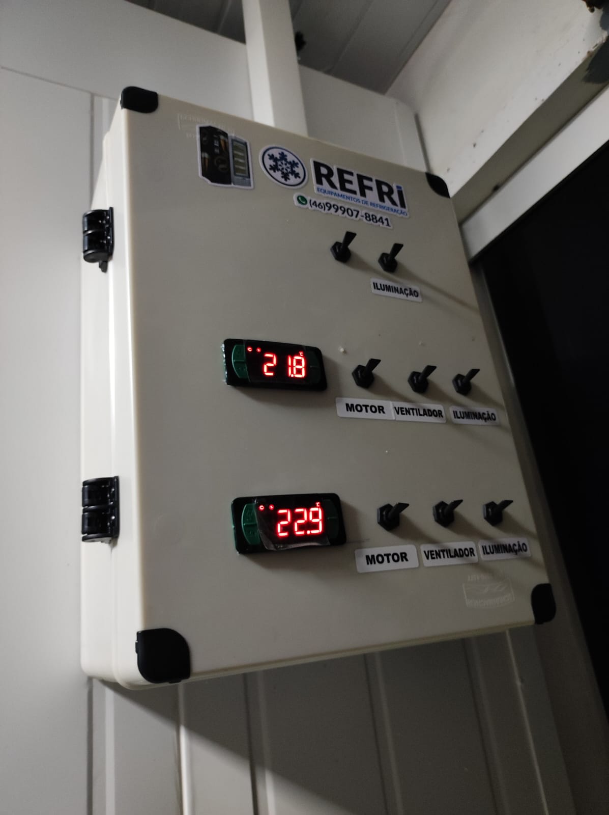 Painel de controle técnico para sistema de refrigeração.
