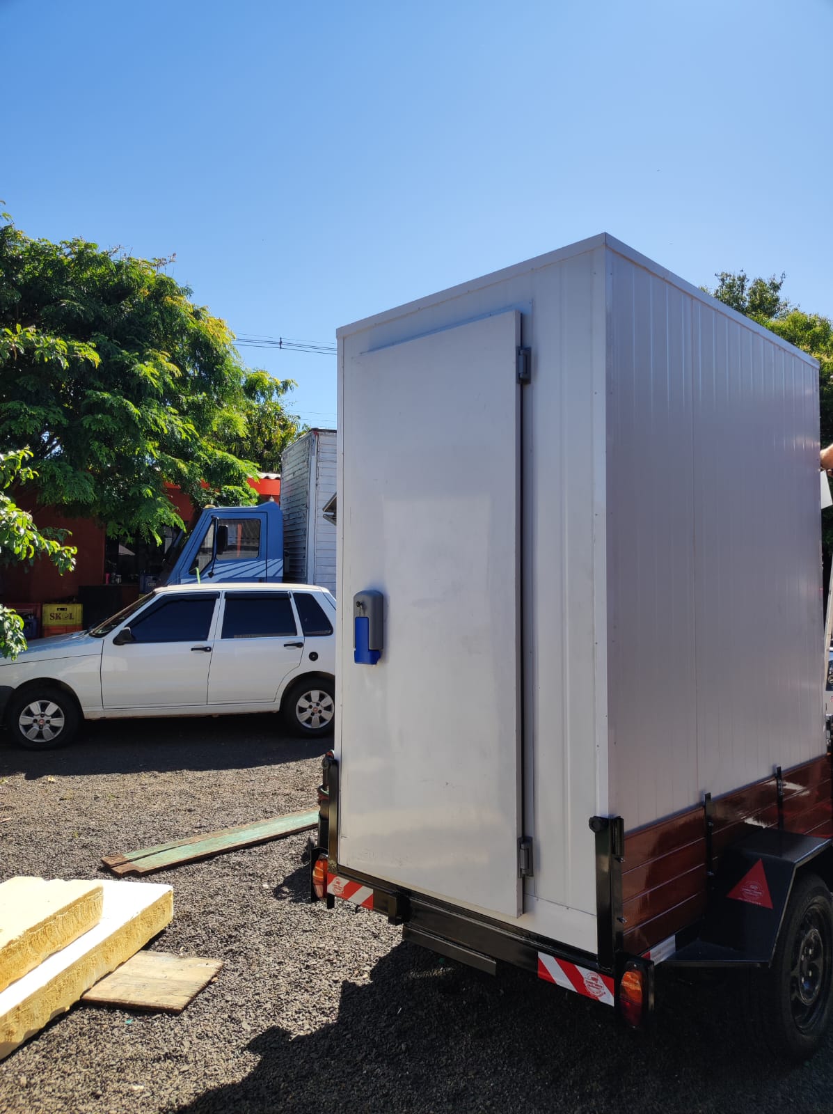 Equipamento sob medida em transporte para entrega.
