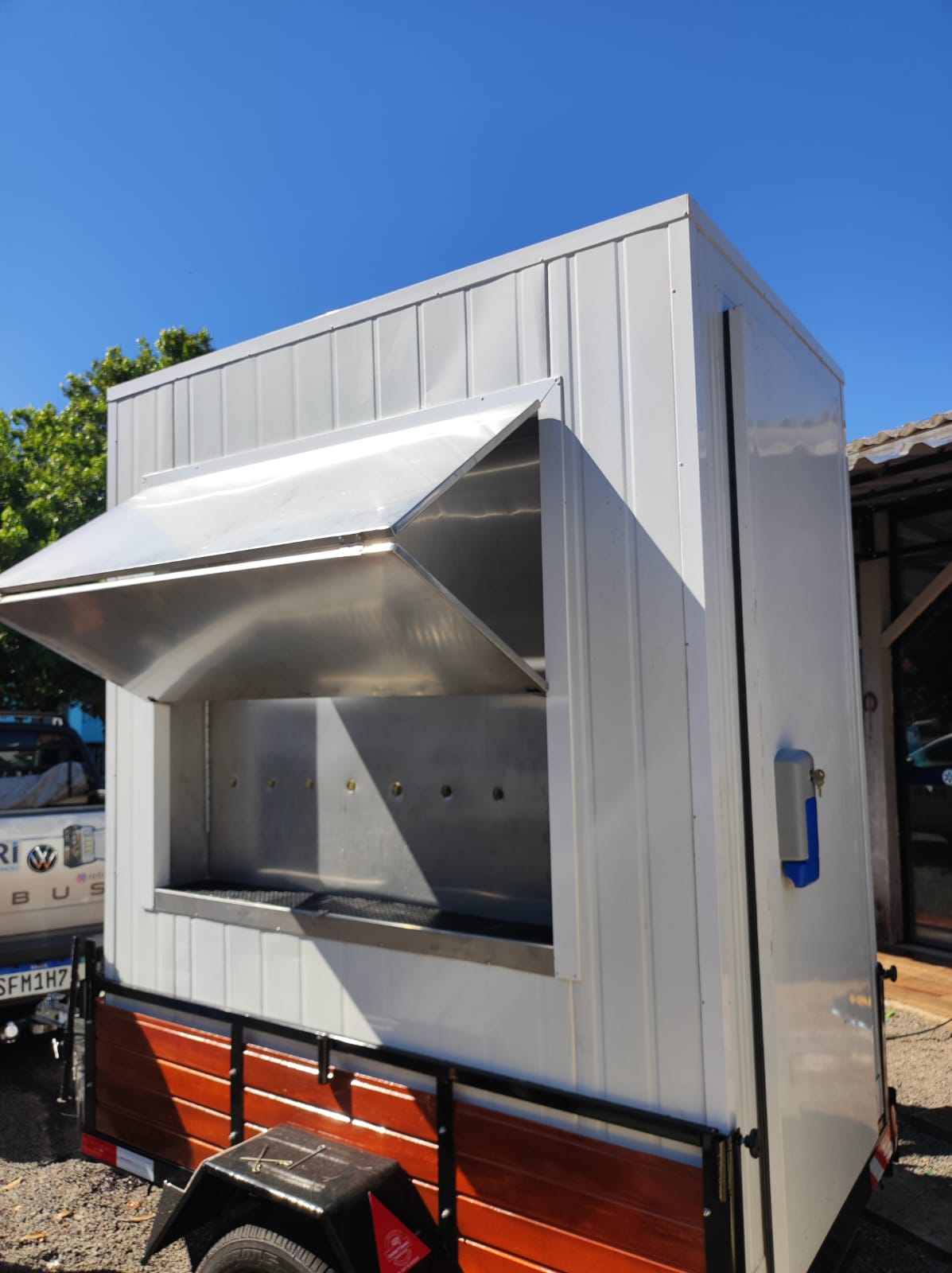 Projeto sob medida de equipamento refrigerado em transporte e instalação.